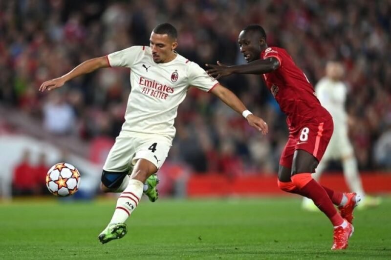 Gambar Ismael Bennacer saat mencoba mengamankan bola dari gelandang liverpool Nabil 