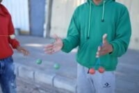 lato-lato permainan yang sedang digandrungi anak-anak