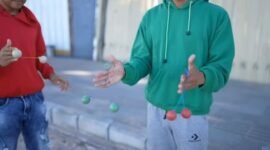 lato-lato permainan yang sedang digandrungi anak-anak