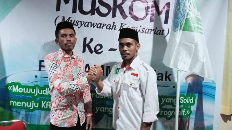Ketua Demisioner KAMMI Komisariat Fakfak Hariyadi Rumodar menyerahkan estafet Kepemimpinan kepada Ketua KAMMI Komisariat Fakfak yang Terpilih Periode 2022-2023 Muhammad Rumbaru
