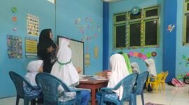 Salah seorang pengajar di TK ABA 1 Wagom menyampaikan materi pembelajaran