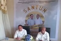 Foto. Konferensi Pers Pertama kali Pasangan Bakal Calon Bupati dan Bakal Calon Wakil Bupati Kabupaten Fakfak Bapak Samaun Dahlan dan Bapak Donatus Nimbitkendik di hadapan para wartawan
