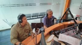 Dialog Pro 1 RRI Fakfak menghadirkan 2 Narasumber yaitu Plt. Kepala Dinas Perkebunan Fakfak, Widhi Asmoro Jati dan Otto Purnawarman, salah satu tim pakar dari Direktorat Jenderal Pendidikan Vokasi Kementerian Pendidikan Kebudayaan Riset dan Teknologi (Kemendikbudristek).(Dok. Disbun Fakfak)