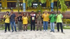 SD Inpres 1 Wagom bersama Dinas Perkebunan Fakfak bekerjasama dalam penanaman tanaman perkebunan guna mendukung SD Inpres 1 Wagom dalam lomba Adiwiyata Sekolah tingkat provinsi Papua Barat. (Dok. Disbun Fakfak)