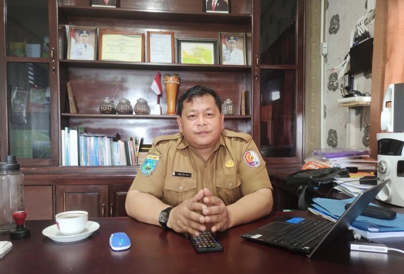 Plt Kepala Dinas Perkebunan Fakfak Widhi Asmoro Jati, ST. MT saat di temui wartawan aceh.tagarutama.com di ruang kerjanya (Dok. aceh.tagarutama.com)