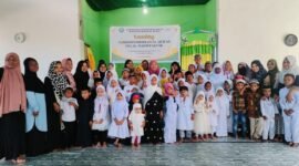 Santri TPA Al Mahdi bersama Wali Santri dan Tim Pengajar berfoto dalam Launching TPA Al Mahdi Fakfak, yang terletak tepat dibelakang RTH Ma'ruf Amin (Dok. aceh.tagarutama.com)