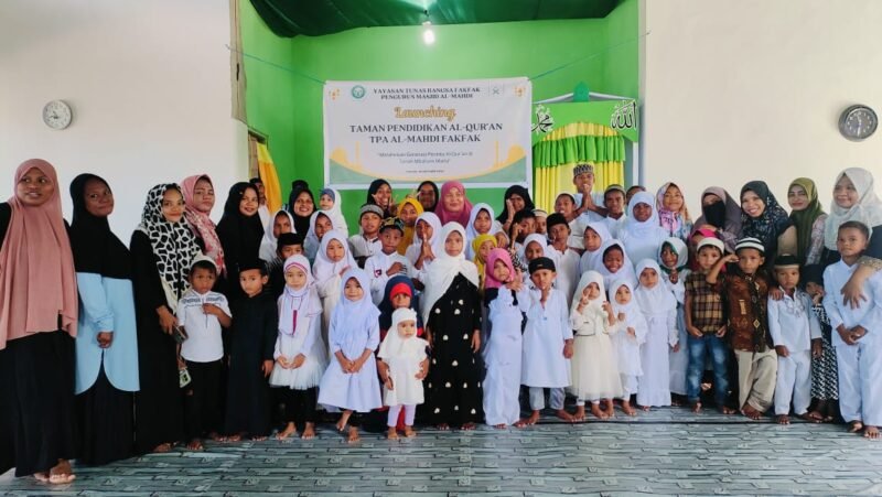 Santri TPA Al Mahdi bersama Wali Santri dan Tim Pengajar berfoto dalam Launching TPA Al Mahdi Fakfak, yang terletak tepat dibelakang RTH Ma'ruf Amin (Dok. aceh.tagarutama.com)