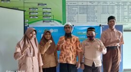 Kepala Sekolah MTs Tahfidzul Qur'an Muhammadiyah Fakfak ustadz Ramdan foto bersama Siswa dan siswa MTs Tahfidzul Qur'an Muhammadiyah Fakfak yang mengikuti kompetisi Olimpiade Bahasa Arab yang diselenggarakan oleh Forum Musyawarah Guru Mata Pelajaran (MGMP) Bahasa Arab seluruh Indonesia(Dok. aceh.tagarutama.com)