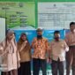 Kepala Sekolah MTs Tahfidzul Qur'an Muhammadiyah Fakfak ustadz Ramdan foto bersama Siswa dan siswa MTs Tahfidzul Qur'an Muhammadiyah Fakfak yang mengikuti kompetisi Olimpiade Bahasa Arab yang diselenggarakan oleh Forum Musyawarah Guru Mata Pelajaran (MGMP) Bahasa Arab seluruh Indonesia(Dok. aceh.tagarutama.com)