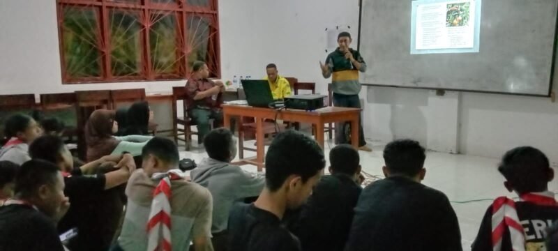 Syaiful Bahri Alkatiri,S.Hut
Kasie Pengamatan dan peramalan OPT dinas perkebunan memberikan bimbingan kepada Siswa-siswi yang tergabung dalam Ekstrakurikuler KIR SMA Negeri 1 Fakfak (Dok. Disbun Fakfak)