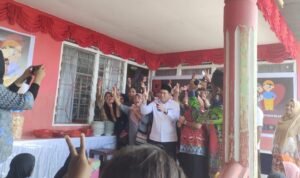 Turut hadir Bapak Samaun Dahlan Calon Bupati Fakfak Nomor urut 2 di acara syukuran atas terpilihnya Haji Saleh Siknun sebagai Anggota DPR Propinsi Papua Barat dapil Fakfak, bertepatan pula dengan hari ulang tahun yang ke 56 bapak Samaun Dahlan. (Dok. aceh.tagarutama.com)