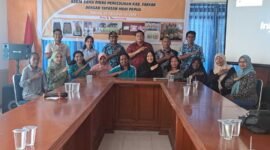 15 peserta yang berasal dari berbagai koperasi, komunitas, dan kelompok binaan Dinas Perkebunan Fakfak sedang mengikuti kegiatan pembuatan sampo dan minyak rambut dari bahan dasar pala yang dilaksanakan Dinas Perkebunan Fakfak berkolaborasi dengan Yayasan Mooi Papua