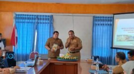 Peringatan Hari Perkebunan Nasional ke-67 yang jatuh pada 10 Desember 2024 dilaksanakan di Ruang Pertemuan Kantor Dinas Perkebunan Fakfak ditandai dengan penyerahan buku secara simbolis oleh Plt. Kepala Dinas Perkebunan Fakfak, Widhi Asmoro Jati, S.T., M.T., kepada Asisten II Setda Kabupaten Fakfak, Arobby Hindom, M.Si