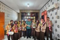 Plt. Kepala Dinas Perkebunan Fakfak, Widhi Asmoro Jati, ST, MT menerima Saka Tarunabumi Fakfak yang menerima penghargaan atas keberhasilan di sejumlah lomba bergengsi, seperti Pionering dan Cerdas Cermat Kepramukaan. Lomba yang diselenggarakan dalam rangka Hari Ulang Tahun Saka Wanabhakti ke-41 tahun 2024.