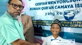 Ketua Yayasan Cahaya Islam Fakfak menyerahkan hadiah lomba dalam rangka Milad ke-3, Rumah Qur'an Cahaya Islam Fakfak