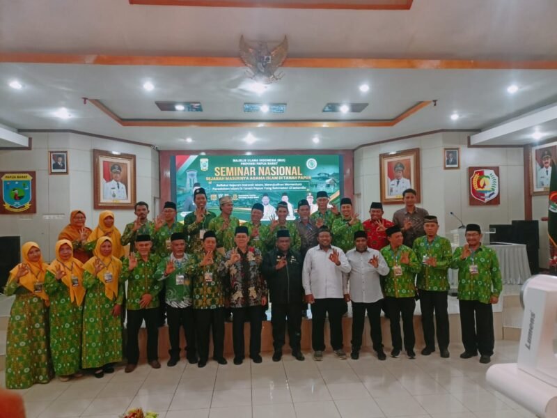 Penyelenggara seminar nasional bertajuk sejarah masuknya Islam di Tanah Papua, Pengurus MUI Papua Barat berfoto bersama Pj. Gubernur Papua Barat Drs. H. Ali Baham Temongmere, M.TP., sekretaris MUI Pusat Dr. H. Amirsyah Tambunan, M.A., Anggota DPR Papua Barat H. Saleh Siknun, SE., Ketua MUI Papua Barat H. Ahmad Nasrau, S.PdI, MM., dan Ketua MUI Papua KH. Syaiful Islam Al Payage