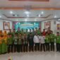 Penyelenggara seminar nasional bertajuk sejarah masuknya Islam di Tanah Papua, Pengurus MUI Papua Barat berfoto bersama Pj. Gubernur Papua Barat Drs. H. Ali Baham Temongmere, M.TP., sekretaris MUI Pusat Dr. H. Amirsyah Tambunan, M.A., Anggota DPR Papua Barat H. Saleh Siknun, SE., Ketua MUI Papua Barat H. Ahmad Nasrau, S.PdI, MM., dan Ketua MUI Papua KH. Syaiful Islam Al Payage
