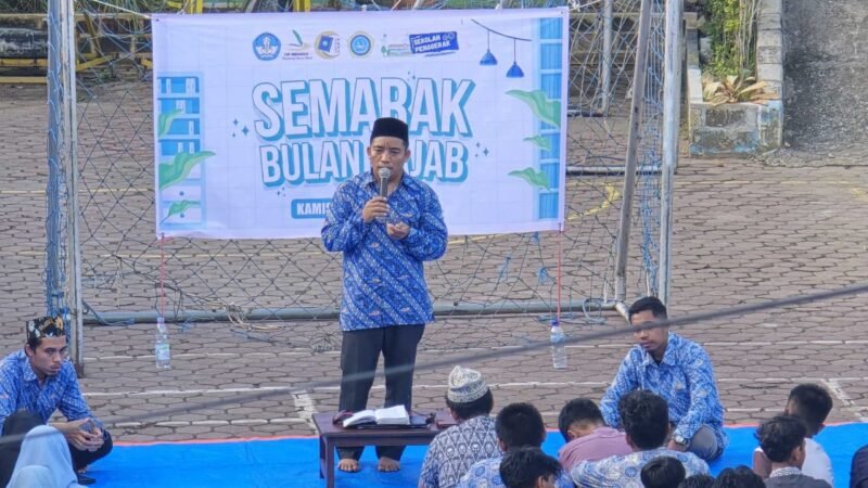 Kepala Sekolah SMPIT Insan Mulia Manokwari Makrup, S.S.M.Pd sedang mensosialisasikan program-program unggulan Sekolah Islam Terpadu (SIT) yang sejalan dengan kebijakan pemerintah, sekaligus mempererat silaturahmi antara pihak sekolah dan orang tua siswa di awal semester baru.