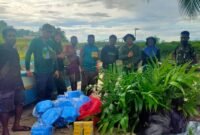 Plt Kepala Dinas Perkebunan Fakfak, Widhi Asmoro Jati, ST, MT memberikan bantuan berupa peralatan penyiraman, pupuk, dan dana, berharap konsep 1 Kampung 1 Produk unggulan dapat meningkatkan kesejahteraan masyarakat melalui pemanfaatan potensi unggulan di setiap kampung.
