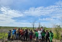 PLT. Kepala Dinas Perkebunan Widhi Asmoro Jati bersama masyarakat adat Kampung Mitimber melakukan penyulaman dan penggantian bibit yang terdampak kebakaran dengan menanam 1.000 pohon kayu putih di lahan seluas 1 hektar di area bekas kebakaran lahan menara pantau Bomberay.