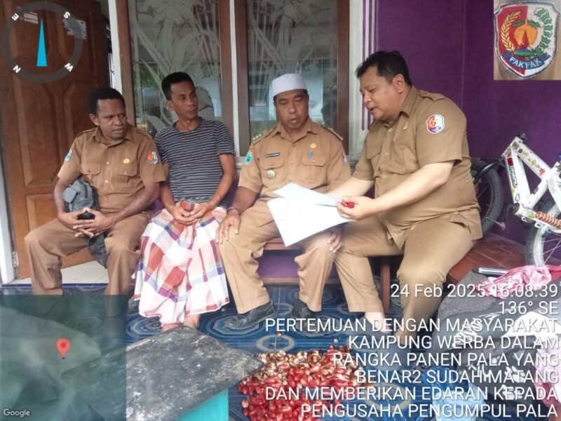 Plt. Kepala Dinas Perkebunan Fakfak, Widhi Asmoro Jati, ST, MT, didampingi oleh Kepala Distrik Fakfak Barat, Abdulah Temongmere melakukan inspeksi langsung terhadap pedagang pengumpul pala guna memastikan tidak adanya praktik pembelian pala sebelum waktu panen yang tepat.