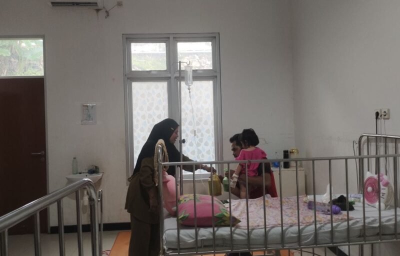 Panitia Semarak Amaliah Ramadhan 1446 Hijriyah membagikan makanan berbuka bagi keluarga pasien dan perawat di RSUD Fakfak.