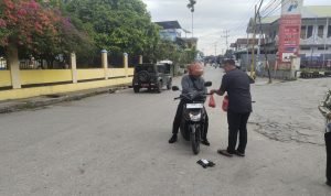 Panitia Semarak Amaliah Ramadhan 1446 Hijriyah membagikan makanan berbuka puasa bagi pengendara motor maupun mobil yang melintas di depan SPBU Jl. Ahmad Yani.