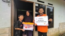 Relawan Rumah Zakat Payakumbuh mendistribusikan Bingkisan Lebaran Keluarga bagi lansia dan dhuafa.