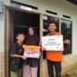 Relawan Rumah Zakat Payakumbuh mendistribusikan Bingkisan Lebaran Keluarga bagi lansia dan dhuafa.