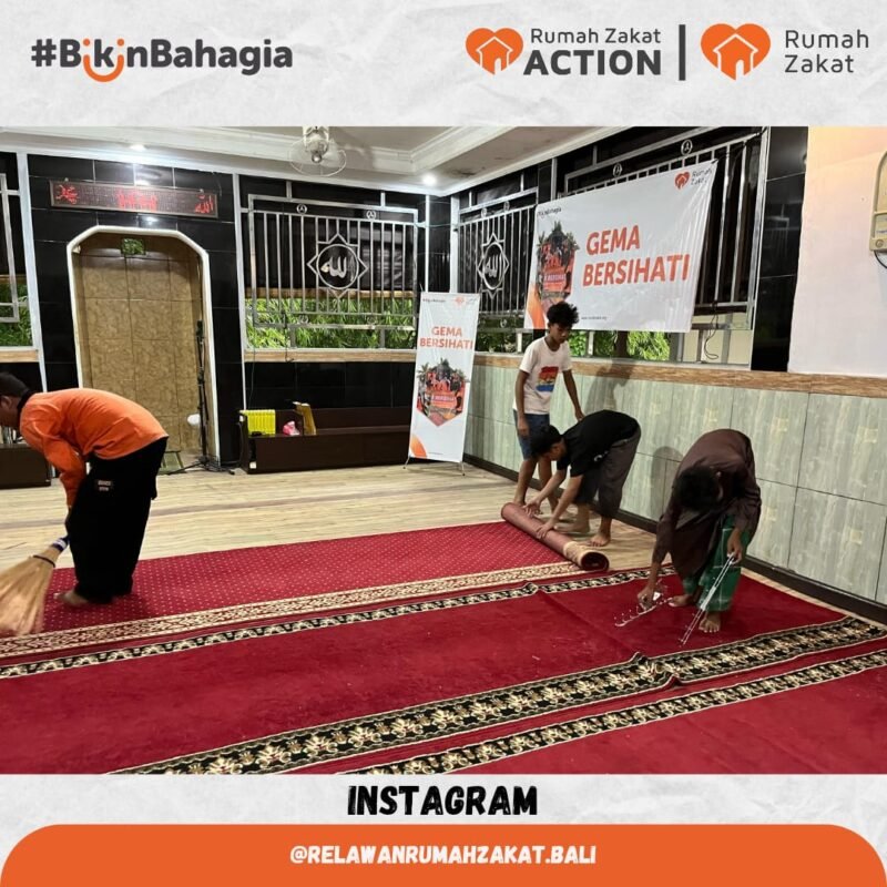 Gerakan Gema Bersih Hati yang diinisiasi oleh Rumah Zakat kembali menyisir wilayah Denpasar. Relawan Rumah Zakat Denpasar bersama remaja setempat melakukan bersih-bersih musholla Al Hanif, Denpasar Utara, Bali.
