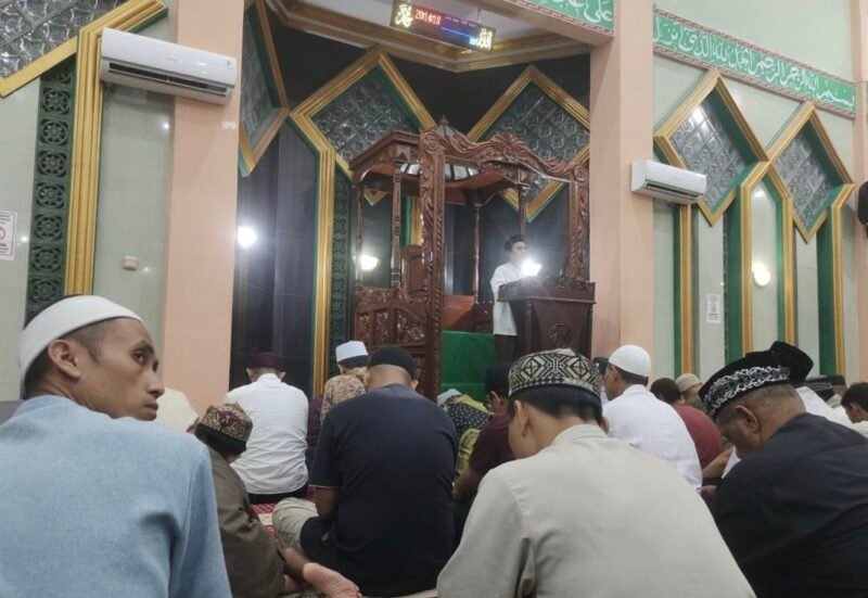 Haedar, S.Ag saat memberikan tausiyah Ramadhan Malam ke-14 Ramadhan, Kamis 13 Maret 2025, Masjid Al-Munawwarah Fakfak.
