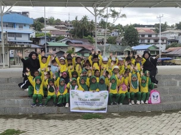 Aksi sosial berupa pembagian 250 paket takjil kepada masyarakat Fakfak dilakukan oleh Guru dan murid TK ABA 1 Wagom di depan Taman KH Ma'ruf Amin Jalan Reklamasi Fakfak.