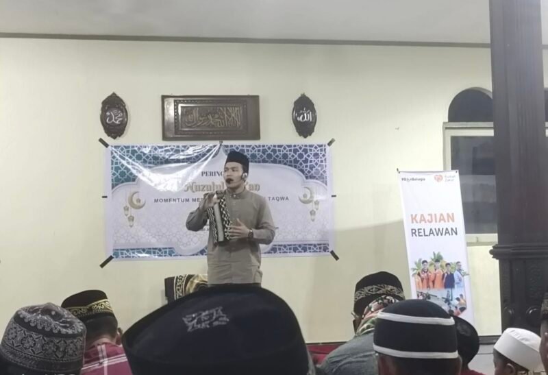 Ustadz Muhammad Misbahhus Salam menyampaikan materi kajian Nuzulul Qur'an yang diselenggarakan berkat kolaborasi Relawan Rumah Zakat Fakfak dan DKM Masjid Jabal Nur.