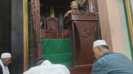 Ustadz Abdullah Said saat mengisi ceramah kultum malam ke 25 di masjid Al Munawwarah Fakfak.