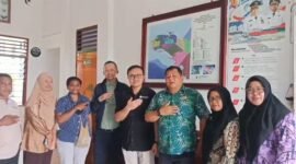 Deputi Kepala Perwakilan BI Papua Barat, Roni Cahyadi ditemani Plt. Kepala Dinas Perkebunan Kabupaten Fakfak, Widhi Asmoro Jati, ST., MT., dalam kunjungan kerja ke koperasi binaan Dinas Perkebunan Fakfak Koperasi Myristica Fakfak.
