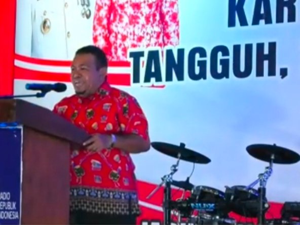 Saleh Siknun, SE., saat menyampaikan sambutan ada peringatan hari Kartini yang dilaksanakan oleh Jaringan Perempuan Perubahan Fakfak (JP2F) dilaksanakan di Gedung KONI (18/04/2025).