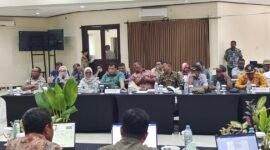 Widhi Asmoro Jati, ST., MT., dalam kegiatan pembahasan Adendum dokumen Analisis Dampak Lingkungan (AMDAL) milik PT Rimbun Sawit Papua (ANDAL-RKL-UPL) yang berlangsung di Hotel Grand Papua Fakfak, Kamis (24/4/2025).