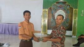 Ketua OSIS Magefa Rahmat Dani Rumagesan menyerahkan Donasi Palestina kepada Koordinator Relawan Rumah Zakat Fakfak untuk disalurkan kepada Rakyat Palestina melalui Rumah Zakat.