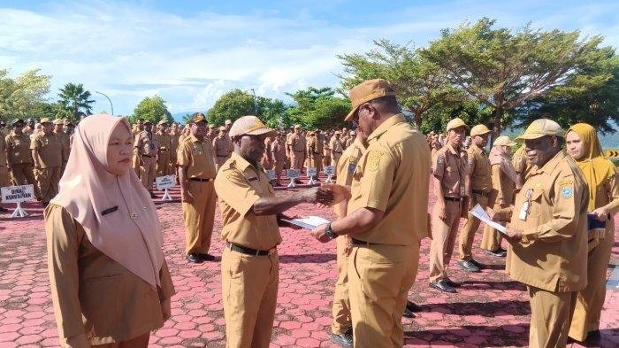 Gubernur Papua Barat Muhamad Lakotani menyerahkan SK kenaikan pangkat kepada sejumlah ASN dilingkungan pemerintah Provinsi Papua Barat.