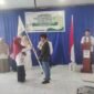Penyerahan bendera Pataka KAMMI dari Ketua KAMMI Komisariat Fakfak periode 2024-2025 Muhammad Rumbaru kepada  KAMMI Komisariat Fakfak periode 2025-2026 Aslamia Pattielon sebagai simbol penyerahan jabatan kepada pengurus baru.