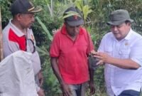 Plt. Kepala Dinas Perkebunan Fakfak Widhi Asmoro Jati, ST., MT., saat bersama masyarakat petani pala.