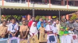 Bupati Fakfak Samaun Dahlan bersama unsur pimpinan daerah dan beberapa siswa berfoto bersama saat launching program biaya pendidikan dan seragam sekolah gratis.