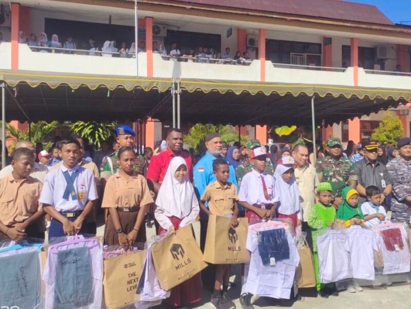 Bupati Fakfak Samaun Dahlan bersama unsur pimpinan daerah dan beberapa siswa berfoto bersama saat launching program biaya pendidikan dan seragam sekolah gratis.