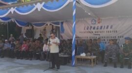 Bupati Kabupaten Fakfak, Samaun Dahlan saat memberikan sambutan dalam launching pendidikan gratis dan penyediaan seragam sekolah gratis di SMA Negeri 1 Fakfak.