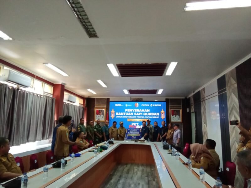 PT. Pupuk Kaltim menyerahkan bantuan Sapi Qurban melalui Wakil Bupati Kabupaten Fakfak Drs. Donatus Nimbitkendik, M.T.