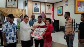 Bupati Kabupaten Fakfak Samaun Dahlan, S.Sos. MAP., saat memberikan bantuan Hibah tahun 2025 bagi organisasi masyarakat dan keagamaan.