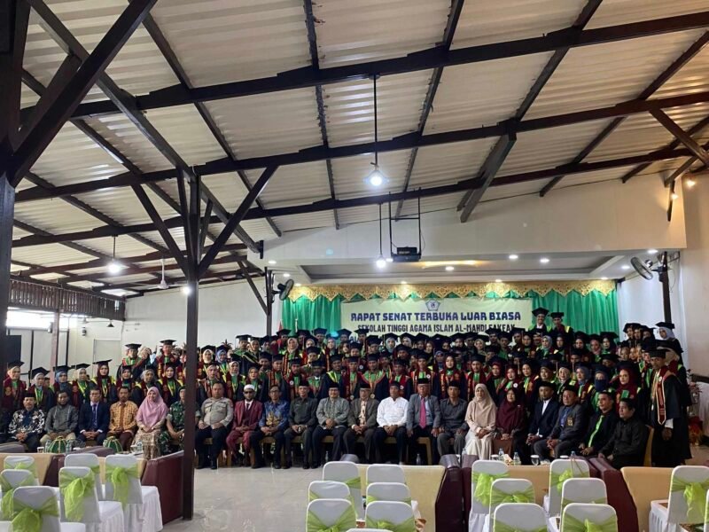 Wisudawan dan wisudawati Sekolah Tinggi Agama Islam Al Mahdi Fakfak yang baru dikukuhkan, berfoto bersama ketua STAIS Al Mahdi dan civitas akademika.