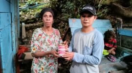 Koordinator Relawan Rumah Zakat Fakfak Ishar Hafid menyerahkan rendang daging sapi Superqurban kepada ibu Johara Baraweri salah satu penerima manfaat dari Donatur Zakat dan Qurban melalui Rumah Zakat.