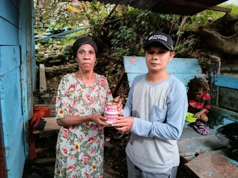 Koordinator Relawan Rumah Zakat Fakfak Ishar Hafid menyerahkan rendang daging sapi Superqurban kepada ibu Johara Baraweri salah satu penerima manfaat dari Donatur Zakat dan Qurban melalui Rumah Zakat.