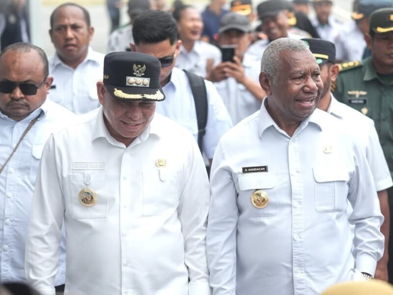 Tampak Gubernur Papua Barat Drs. Dominggus Mandacan, M.Si dan Bupati Fakfak Samaun Dahlan, S.Sos., M.AP berjalan bersama untuk menghadiri kegiatan Silaturahmi Masyarakat Fakfak bersama umat Islam di Kabupaten Fakfak. 